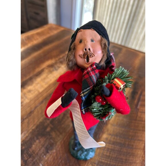 Vintage Byers Choice Carolers Figurine Man In Red Coat & Plaid Scarf Holding Wre - Picture 3 of 9